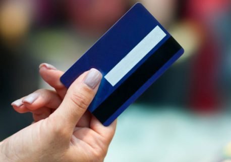 Quand une femme paye l'addition.