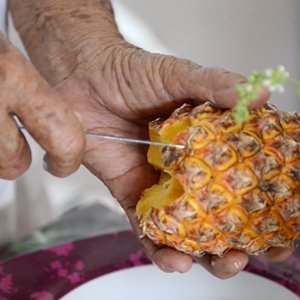 Mo’i Teiefitu : confection du Umuhei, parfum marquisien