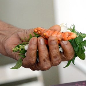 Mo’i Teiefitu : confection du Umuhei, parfum marquisien