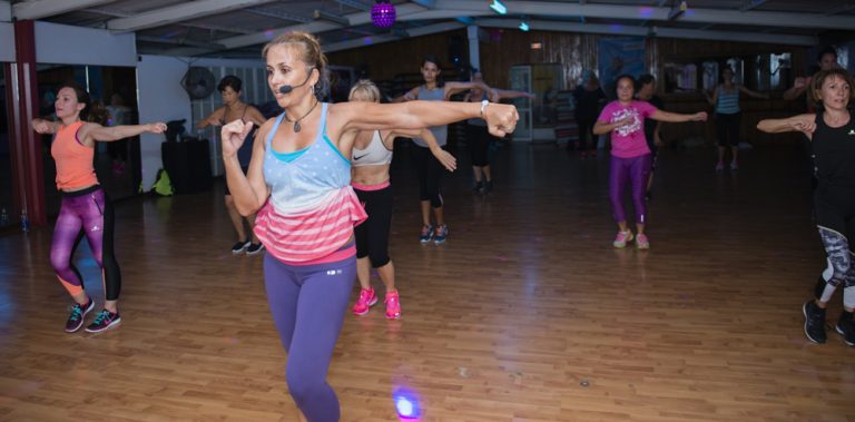 Sandrine, coach sportive et gérante de l'Entrée des Artistes à Tahiti