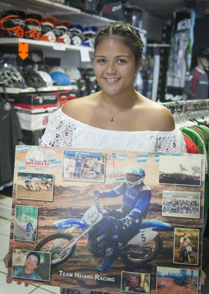 Hinearii pratique le motocross, sa passion