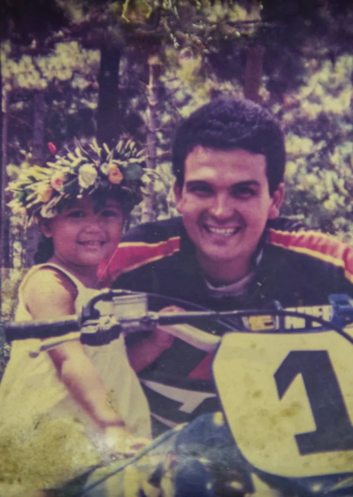 Hinearii et son père, champion de motocross à Tahiti et Nouméa