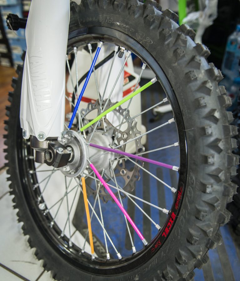 Roue de motocross chez LH Racing à Tahiti