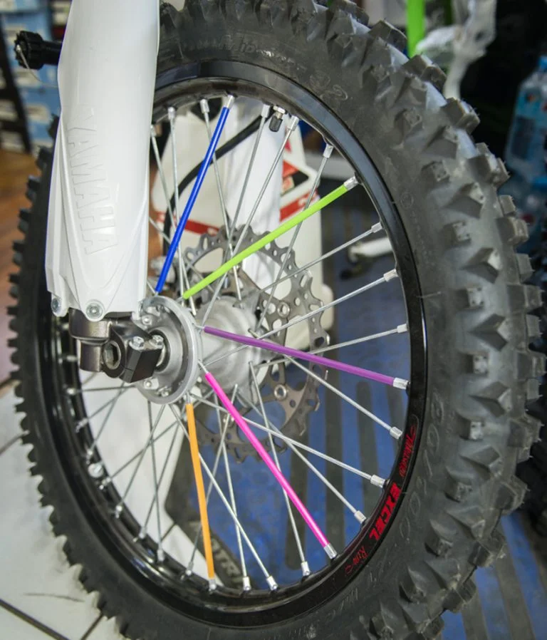 Roue de motocross chez LH Racing à Tahiti