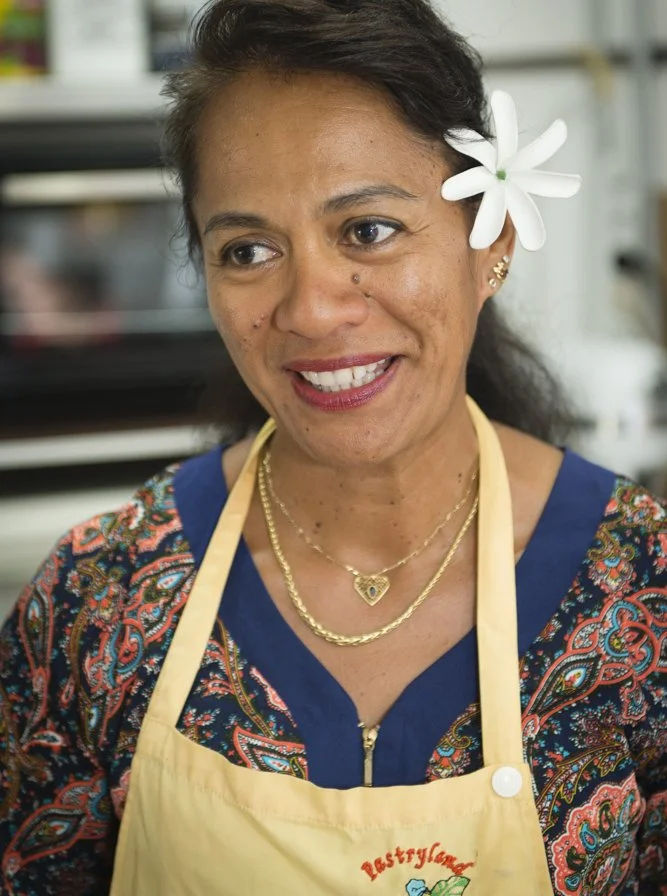 Stella accueille les clients chez Pastryland, restaurant, pâtisserie à Tahiti