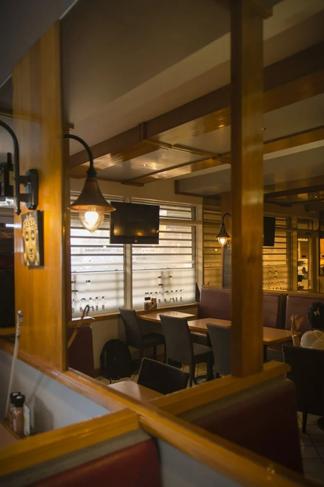 La salle du Zen Café, chaleureuse pour un bon repas à Tahiti