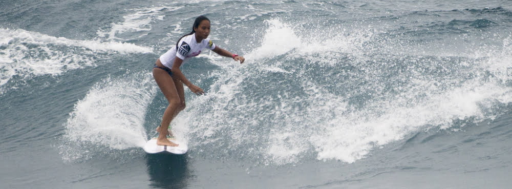 Compétition de surf féminine - Femmes de Polynésie