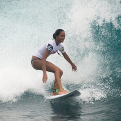 Tehani, surfeuse prometteuse Tahiti - Femmes de Polynésie