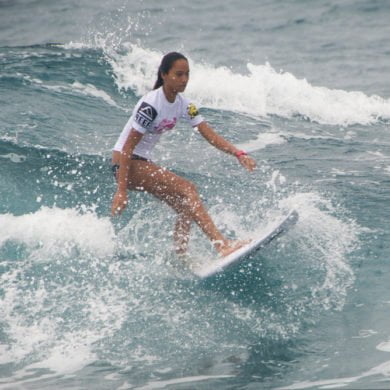 Tehani, surfeuse prometteuse Tahiti - Femmes de Polynésie
