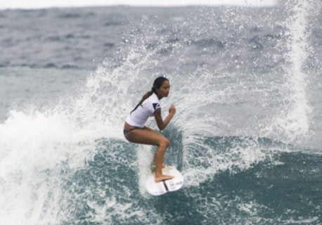 Tehani, surfeuse prometteuse - Femmes de Polynésie