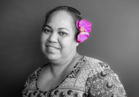 Rereata, artiste et peintre sur vaisselle - Femmes de Polynésie