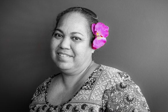 Rereata, artiste et peintre sur vaisselle - Femmes de Polynésie