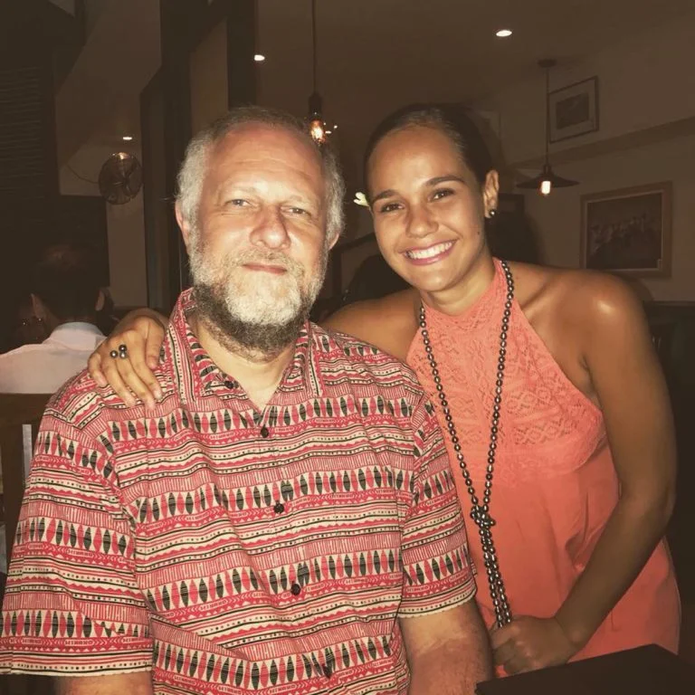 Natalia aux côtés de son papa