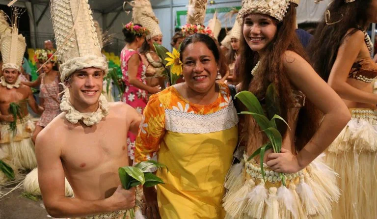 Natalia aux côtés de sa maman et de son frère