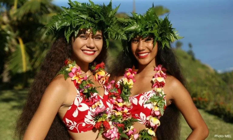 Avec une amie lors du tournage pour le clip de vaa