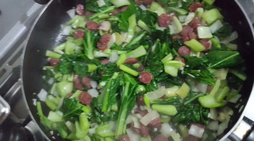 Préparation pota, ail, saucisses chinoises