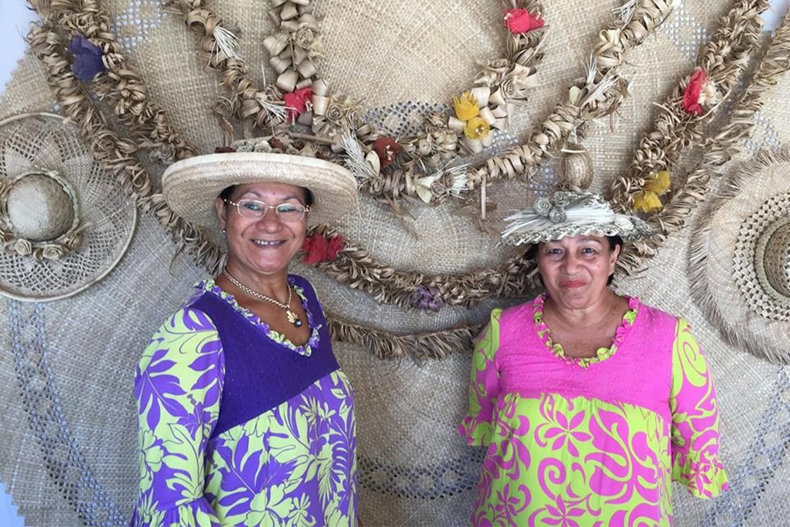 Jeannette et Ginette, les mamas de Rurutu aux doigts de fées