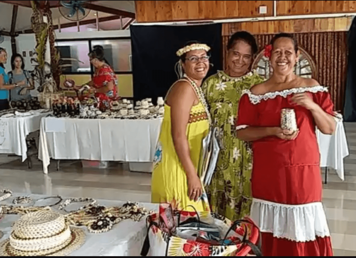 Véronique Teheiura sur un salon artisanal en Polynésie