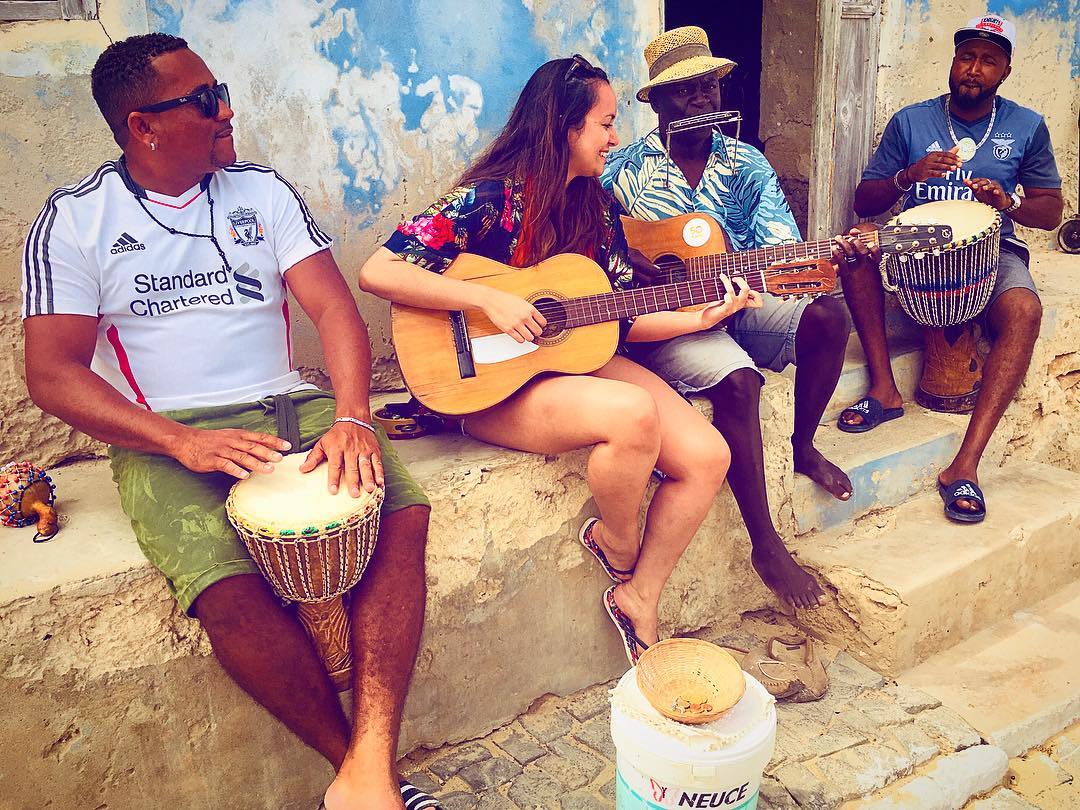 Hinatea Chatal, animatrice radio et télé à Tahiti