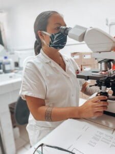Tokahi Arles, technicienne de laboratoire en Polynésie française
