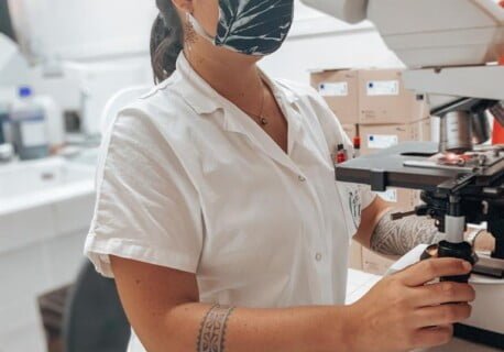 Tokahi Arles, technicienne de laboratoire en Polynésie française