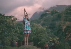 Le yoga en “free flow” : Fiona sur son point d’équilibre
