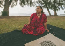 Marie réalise des tapa selon la pratique ancestrale des îles Marquises en Polynésie française