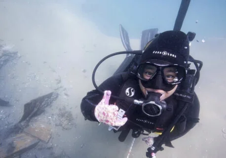 Coralie Perrin, archéologue sous-marine en Polynésie