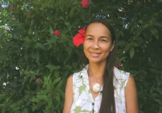 Kahaia Howard : créatrice de bijoux en Polynésie française dans son jardin