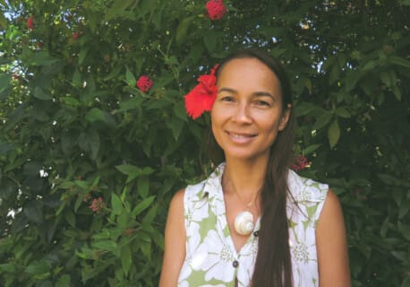 Kahaia Howard : créatrice de bijoux en Polynésie française dans son jardin