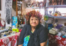 Mama Fauura, artisane sur son stand de Papeete, à Tahiti