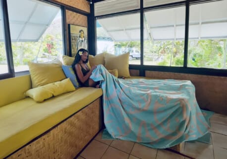 Rava Ray, artiste polynésienne spécialisée dans le tifaifai, un art ancestral