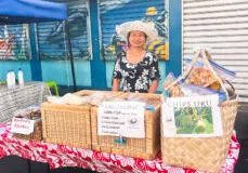 En Polynésie française, Than Do a créé sa marque CocoTouch et vend ses produits à base de coco et de légumes locaux.