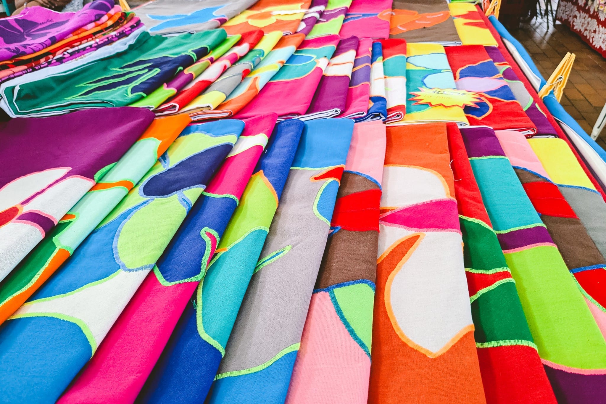 fabriqué à partir de la fermentation d'amande râpée de jeunes noix de coco encore vertes, d'eau de mer et de têtes de chevrettes écrasées