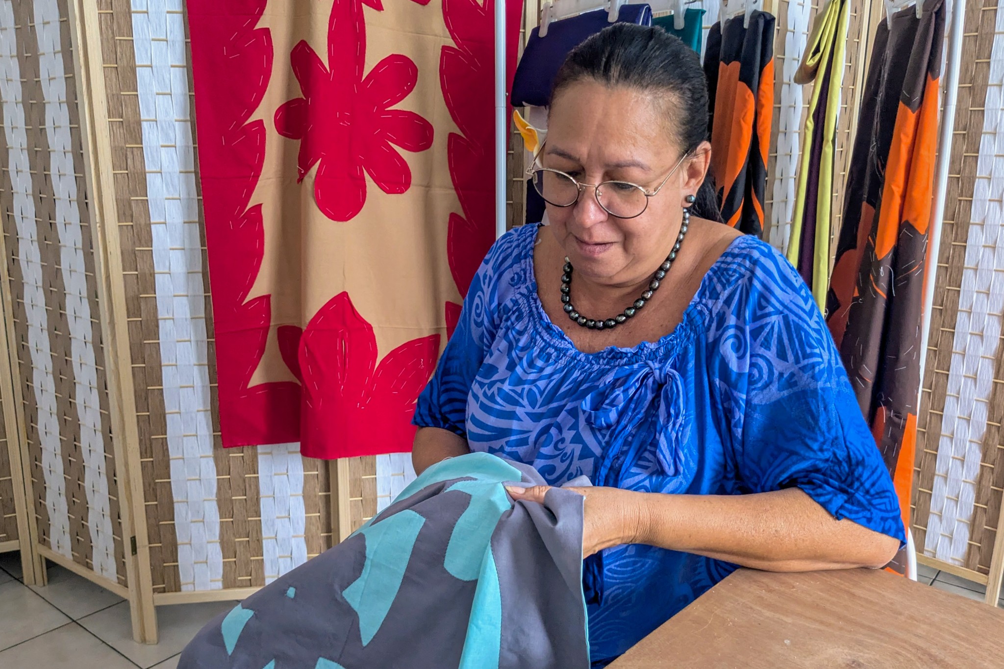 Elza Tahi, artisanne de tifaifai polynésienne