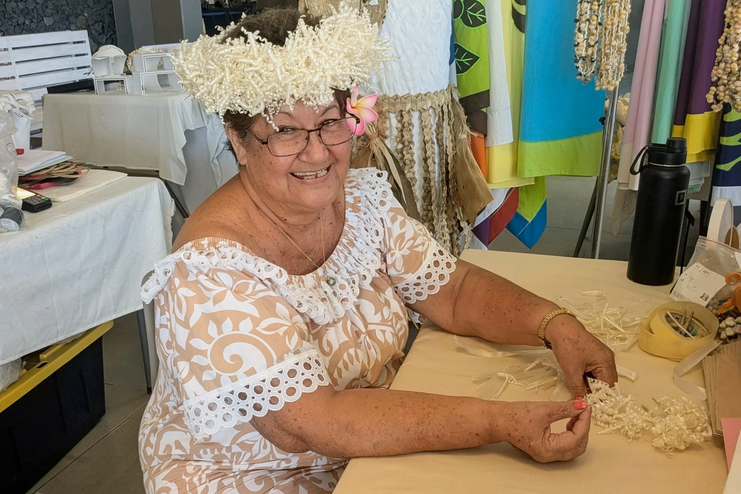 Evaline Teotahi, artisane spécialisée dans le tressage de liane de potiron