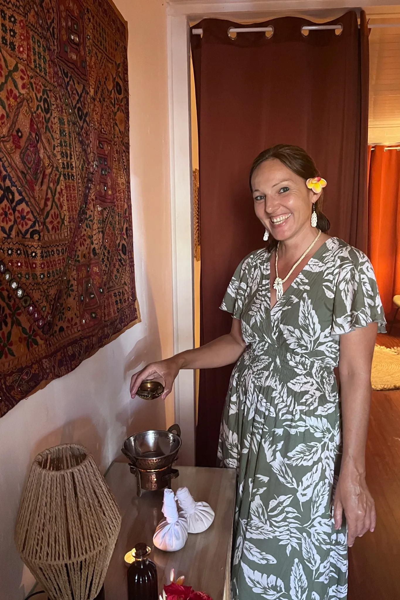Emilie Drozdenko Thérapeute ayurvedique Femmes de Polynesie Credit : Isabelle Lesourd