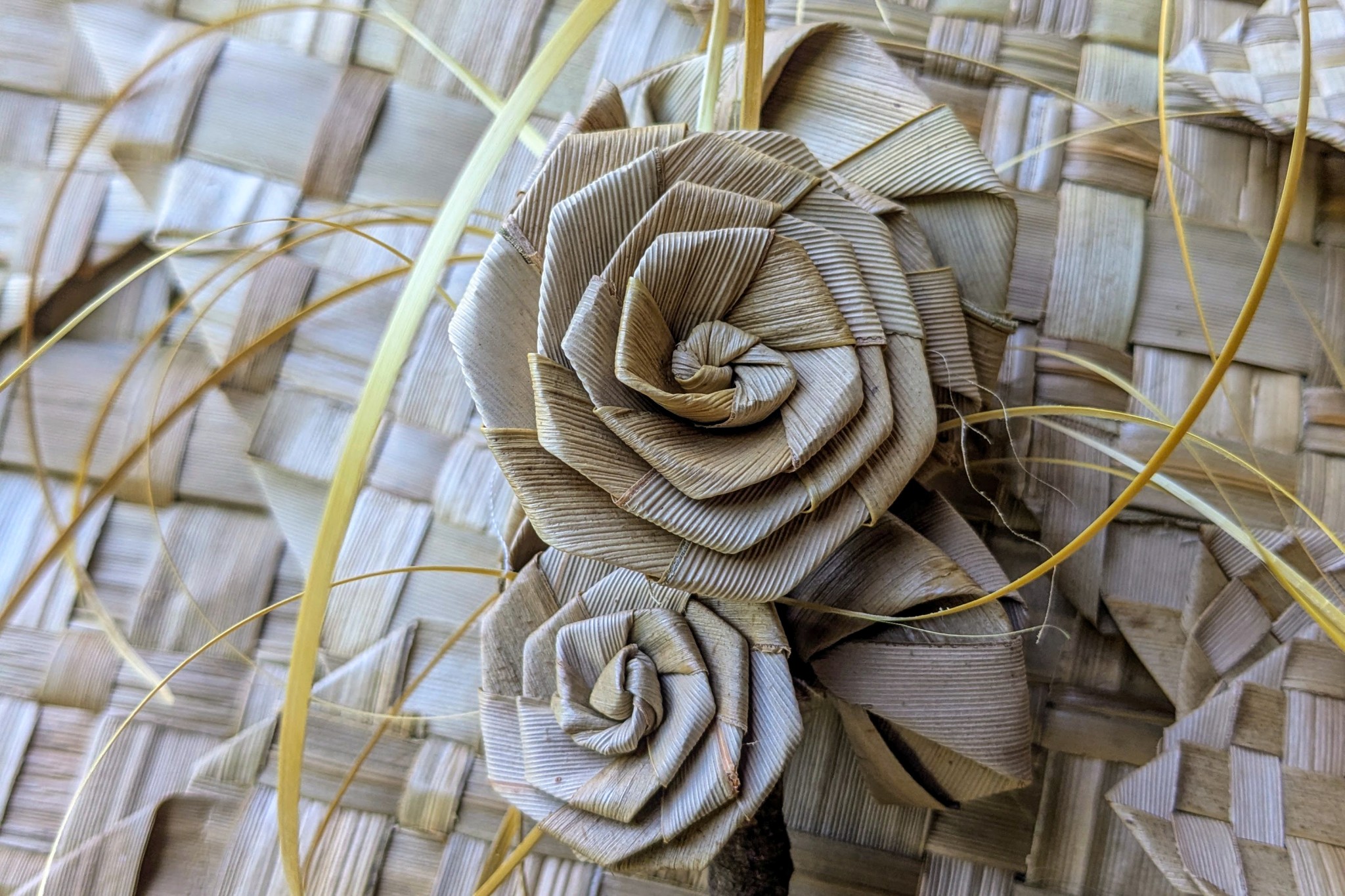 Détail de tressage de l'artisane Iaera Tamarino de Rimatara