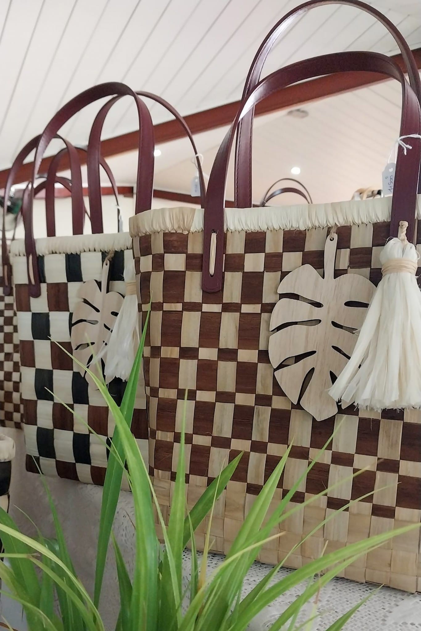 Sacs tressés par l'artisanne Iaera Tamarino de Rimatara