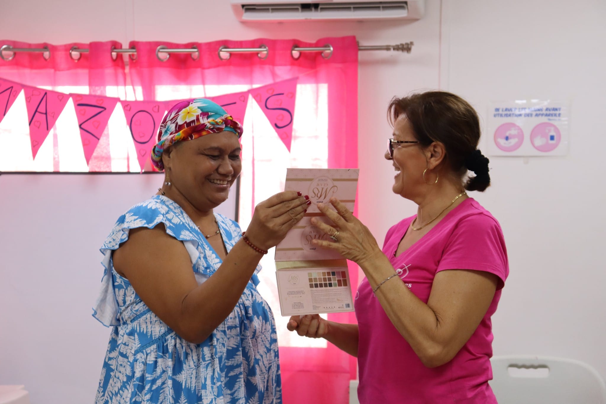 Anaig Martin et son atelier maquillage à l'association Amazones Pacific