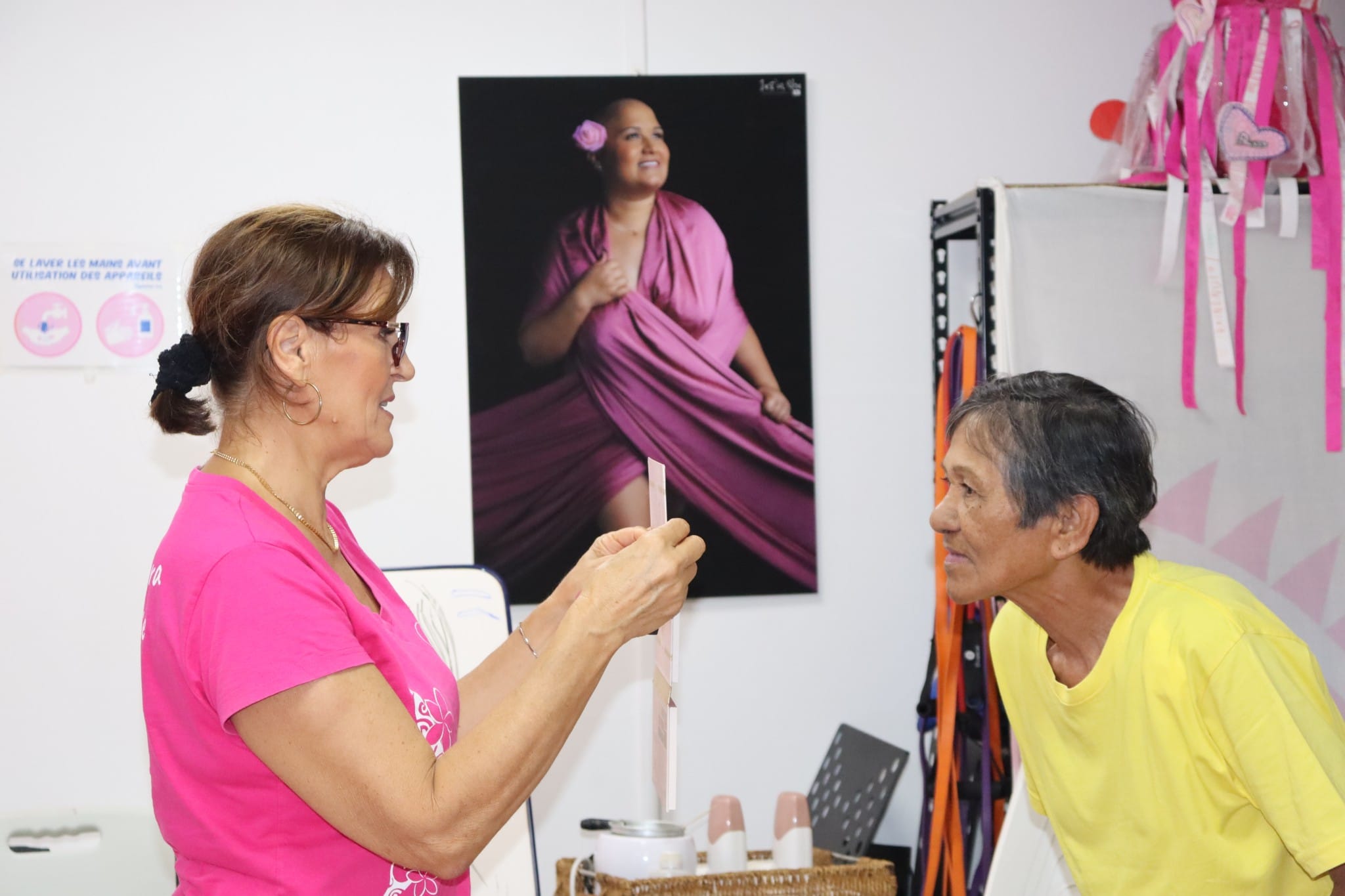 Anaig Martin et son atelier maquillage à l'association Amazones Pacific