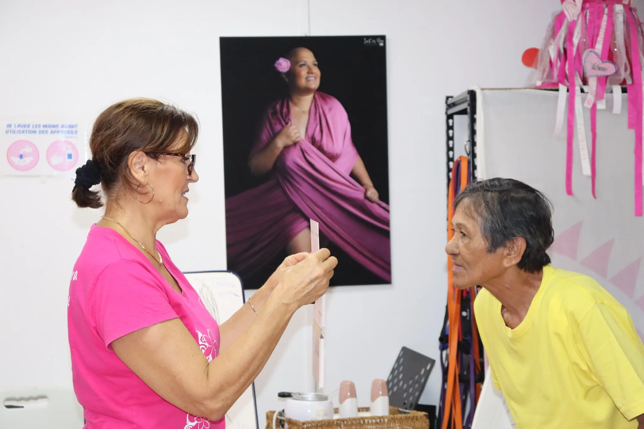 Anaig Martin et son atelier maquillage à l'association Amazones Pacific
