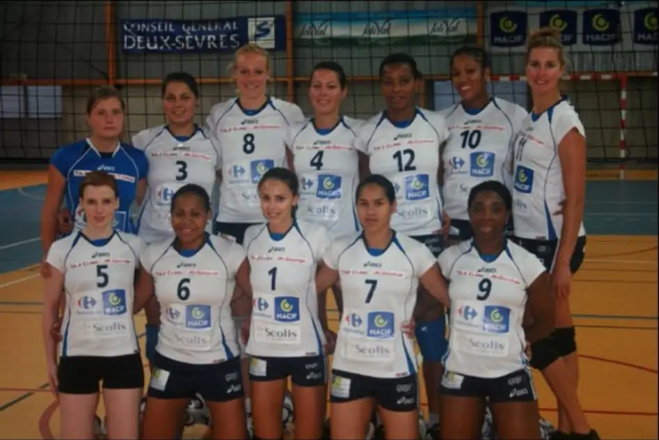 Tiheni Ena et son équipe de volley